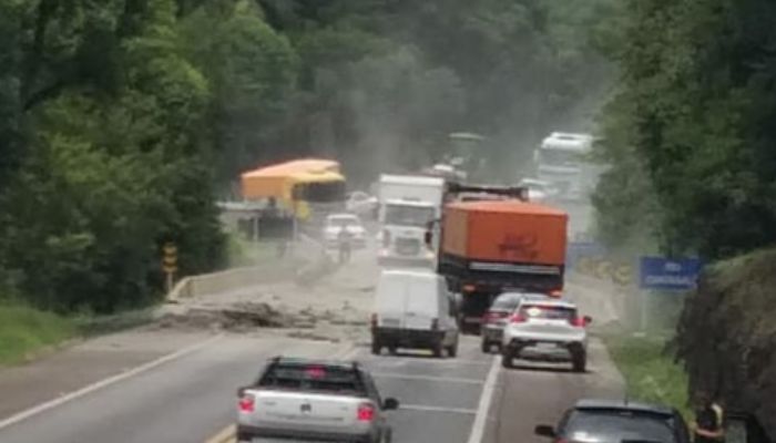 Cantagalo - Carga de cimento cai na pista e BR 277 é interditada na ponte do Rio Cantagalo 